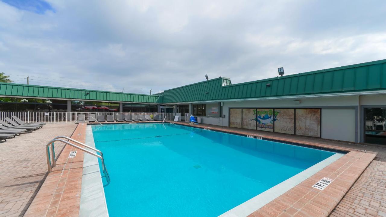 Waterfront Room, Heated Pool, Tiki Bar & Grill 萨拉索塔 外观 照片